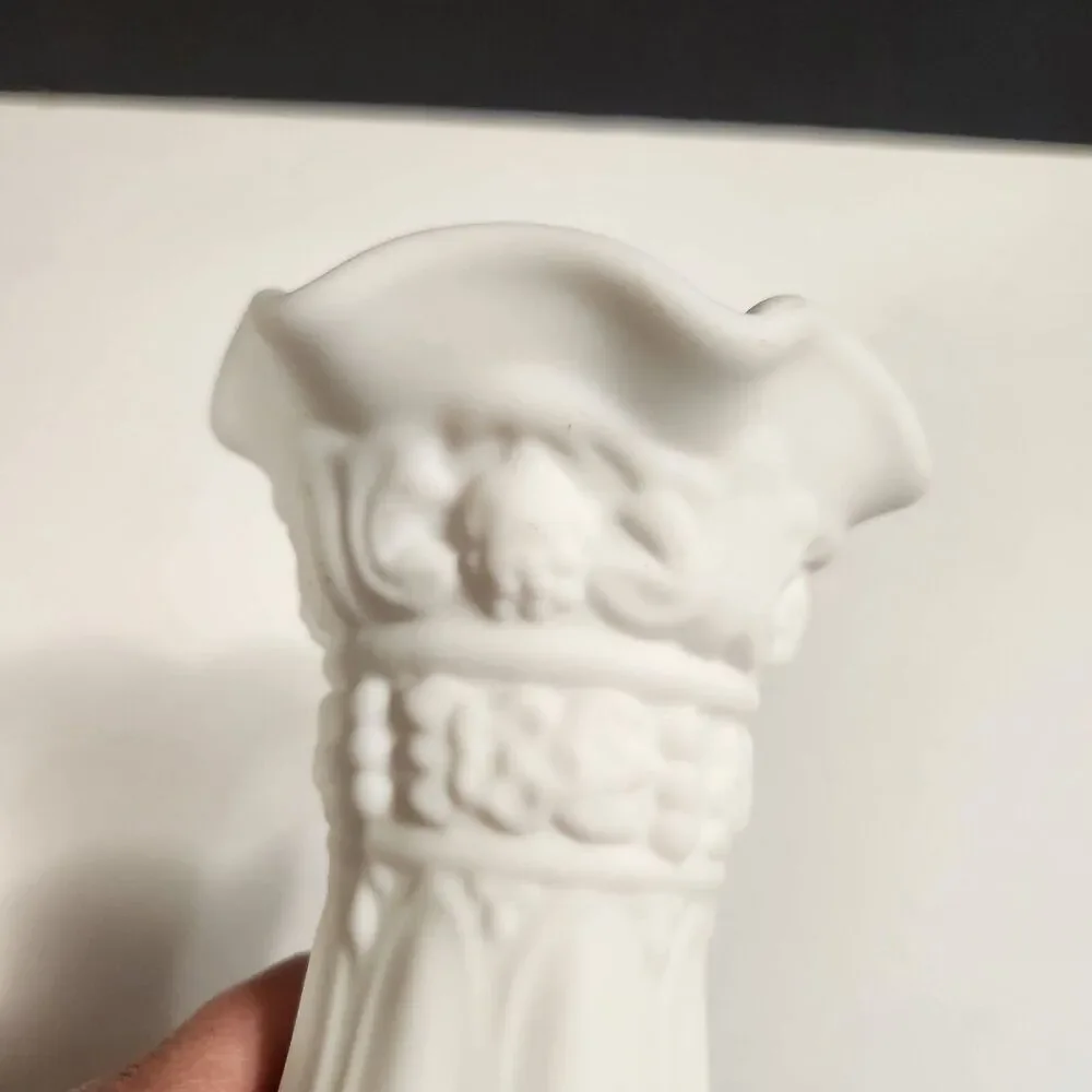 Vtg Orginal Doeskin Finish Loganberry Pattern Milk Glass Vase 10 in.